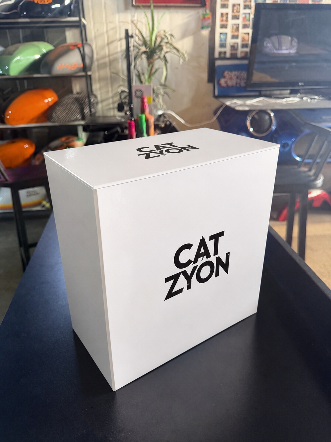 Display Box Cat Zyon em MDF – Caixa Expositora Opcional
