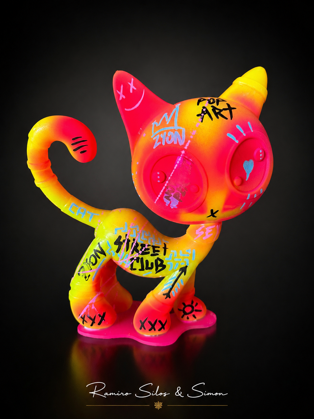 Cat Zyon “Solar Riot” – Escultura Premium Neon Pop Art