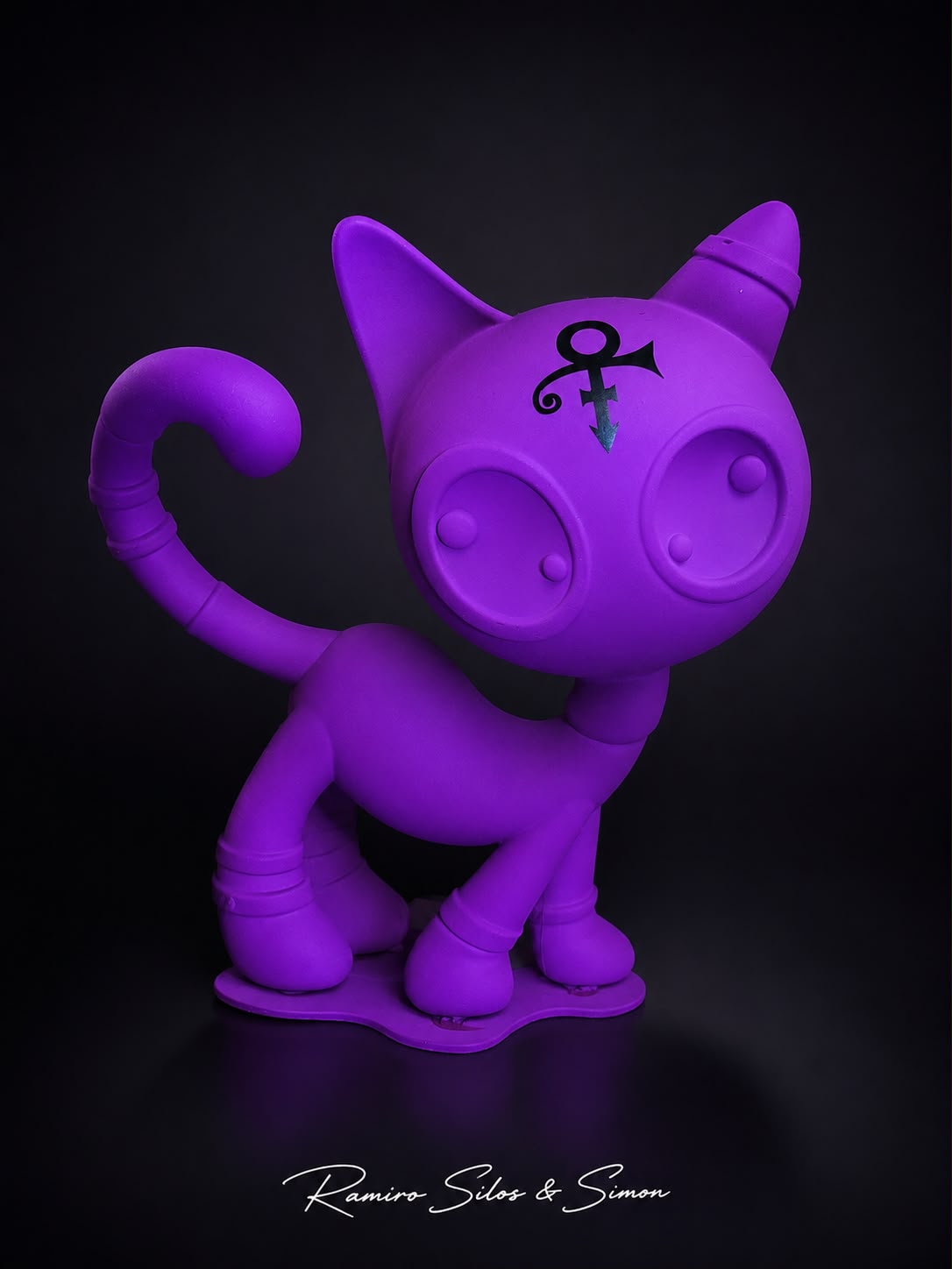 Cat Zyon Toy Art 25 cm – Escultura Colecionável em Polipropileno Maciço | Edição Artística