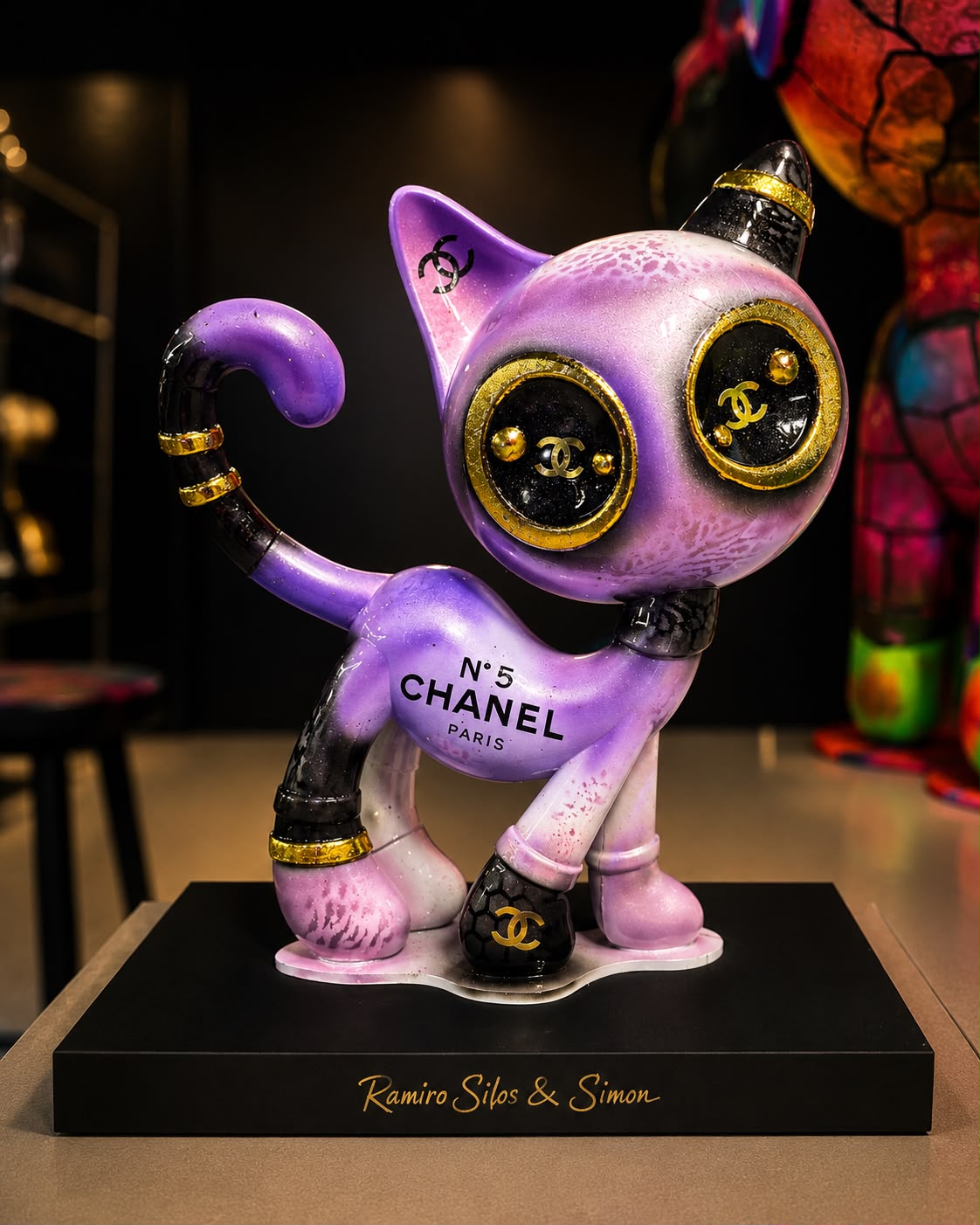 Escultura Cat Zyon Chanel Nº 5 25 cm – Peça Única Pintada à Mão | Ramiro Silos & Simon