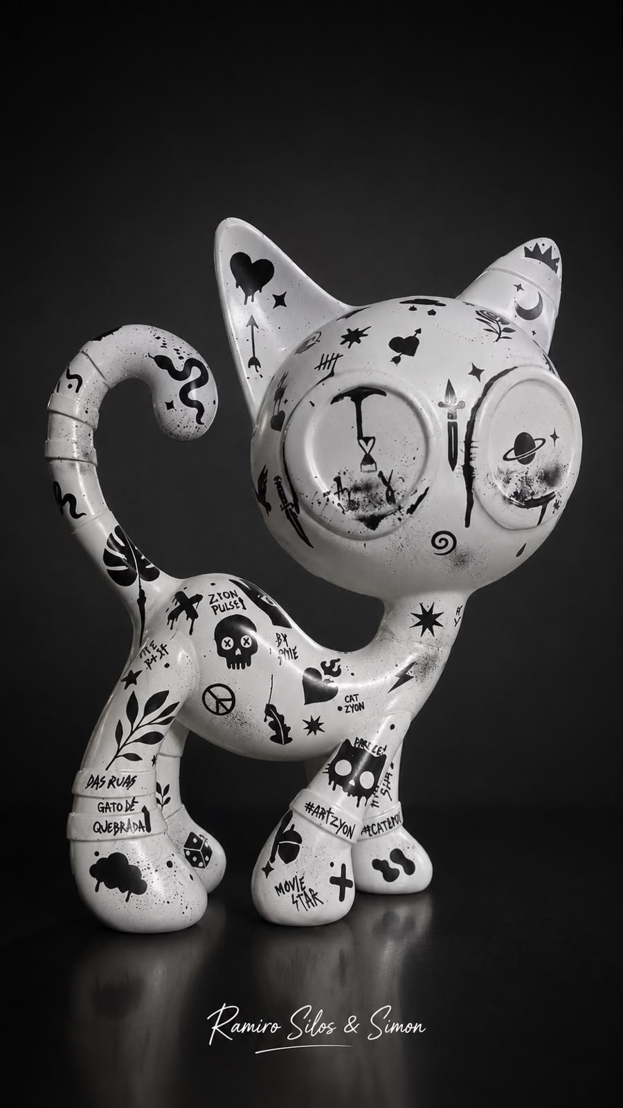 Escultura Cat Zyon Black & White 60 cm – Fibra de Vidro | Peça Única Pintada à Mão | Ramiro Silos & Simon
