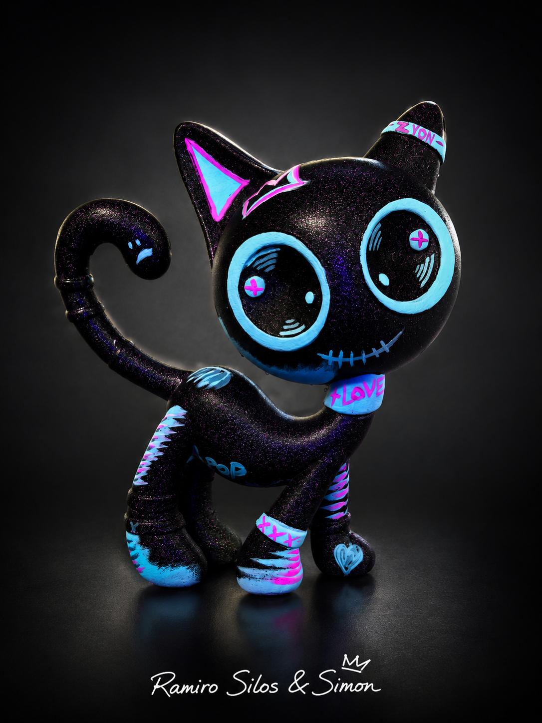 Escultura Cat Zyon Black Neon 25 cm – Polipropileno Maciço | Peça Única Pintada à Mão