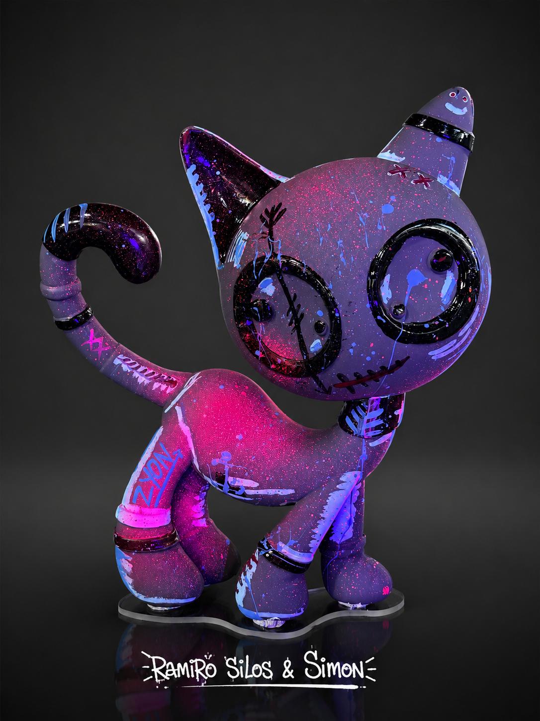 Escultura Cat Zyon Cosmic Nebula 25 cm – Polipropileno Maciço | Peça Única Pintada à Mão | Ramiro Silos & Simon