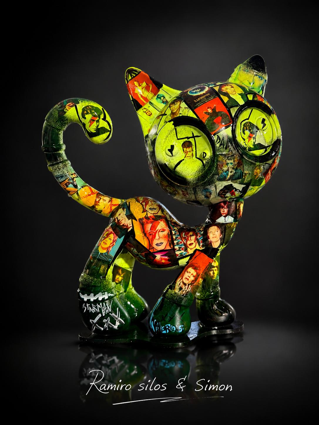 Escultura Cat Zyon David Bowie Tribute 25 cm – Polipropileno Maciço | Peça Única Pintada à Mão | Ramiro Silos & Simon