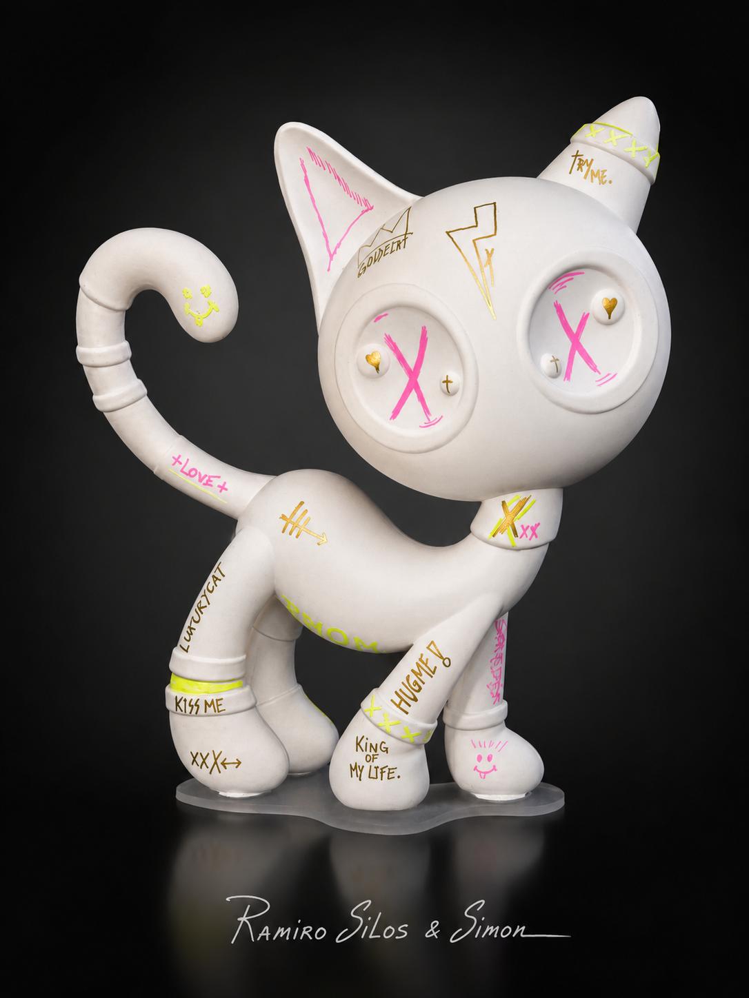 Escultura Cat Zyon Pure White 25 cm – Polipropileno Maciço | Peça Única Pintada à Mão | Ramiro Silos & Simon