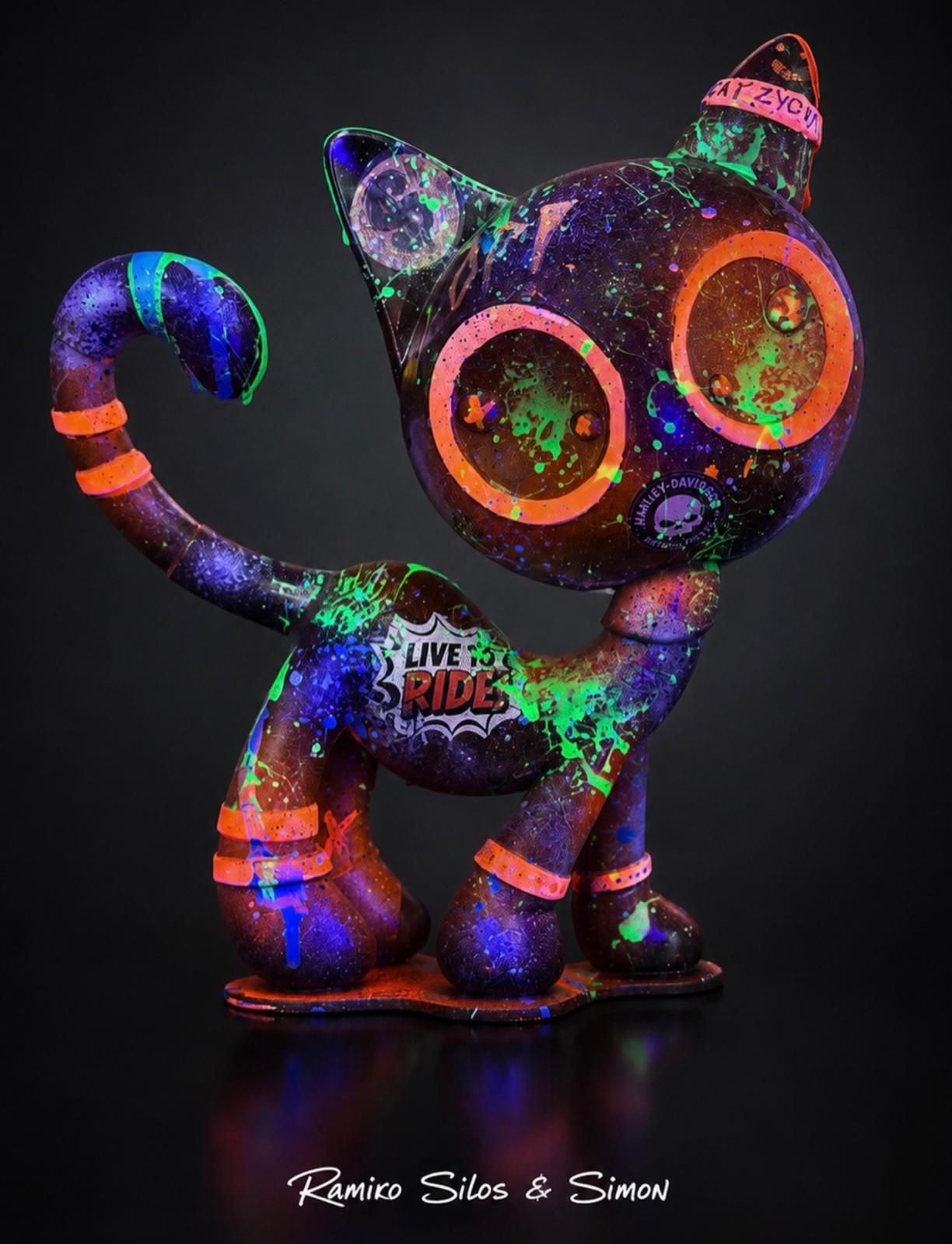 Cat Zyon Cosmic Ride – Escultura Artística em Polipropileno Maciço 25 cm | Edição Colecionável