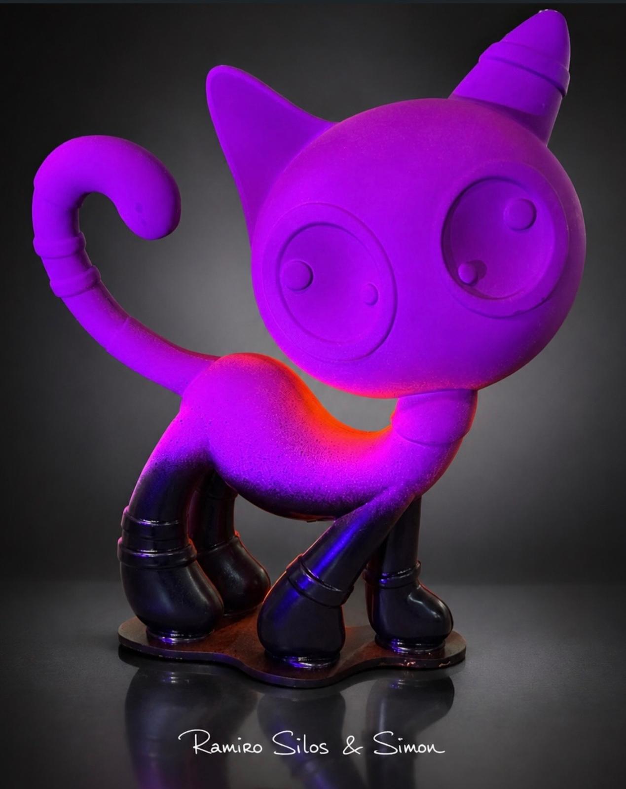 Cat Zyon Violet Aura – Escultura Artística em Polipropileno Maciço 25 cm | Edição Colecionável