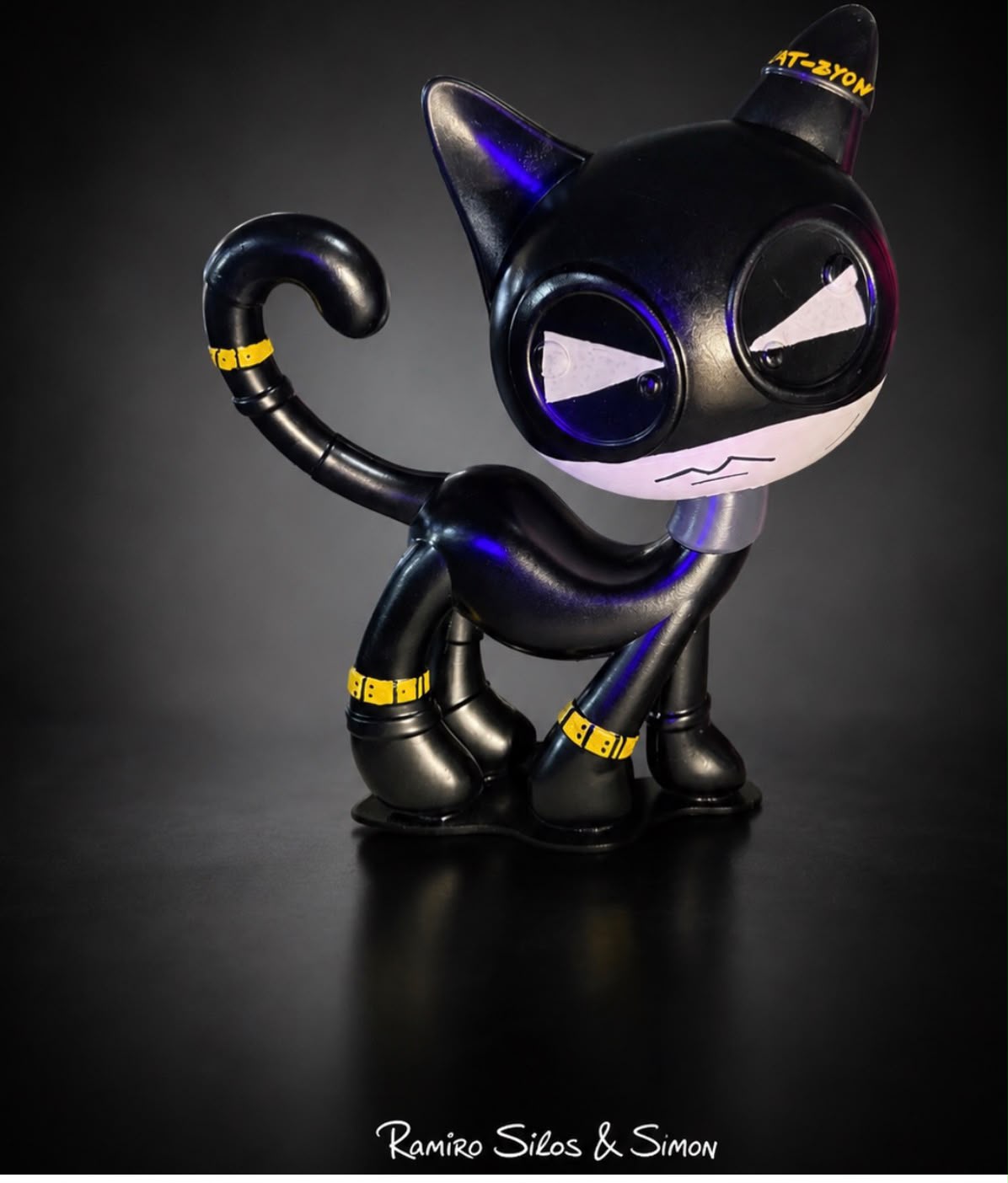 Cat Zyon Batman Shadow — Escultura de Arte Contemporânea Preta Fosca | Edição Exclusiva